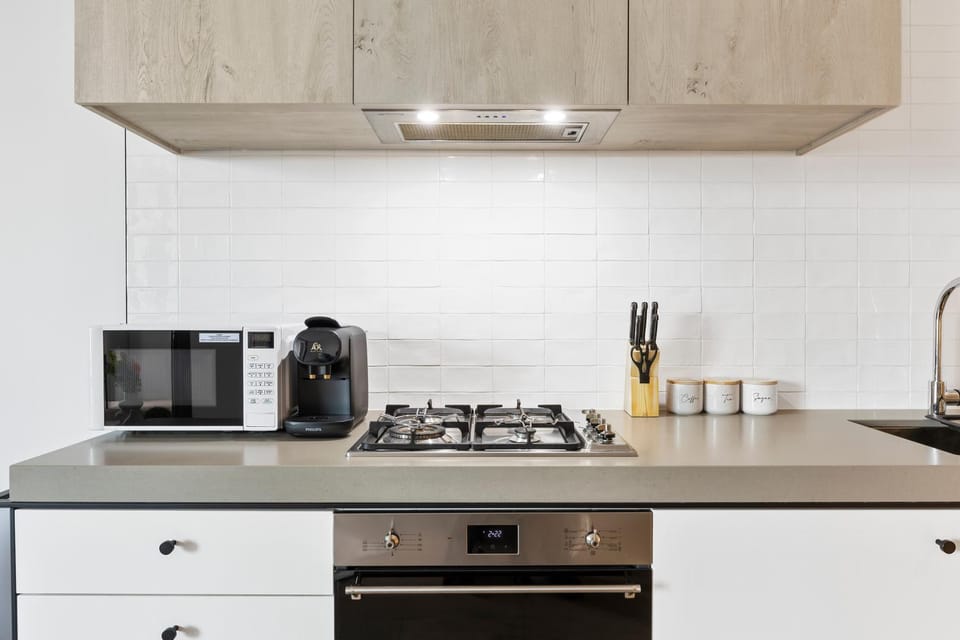 Modern & Stylish 1BR Apt w Balcony, WiFI =& Parking Apartment in Melbourne
