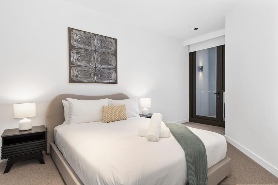 Modern & Stylish 1BR Apt w Balcony, WiFI =& Parking Apartment in Melbourne