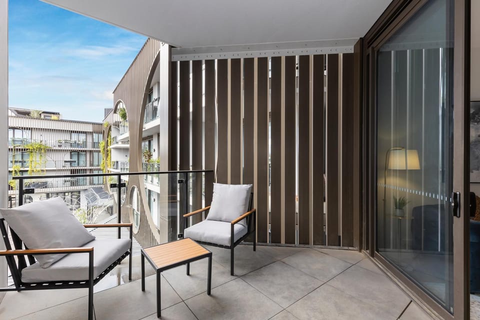 Modern & Stylish 1BR Apt w Balcony, WiFI =& Parking Apartment in Melbourne