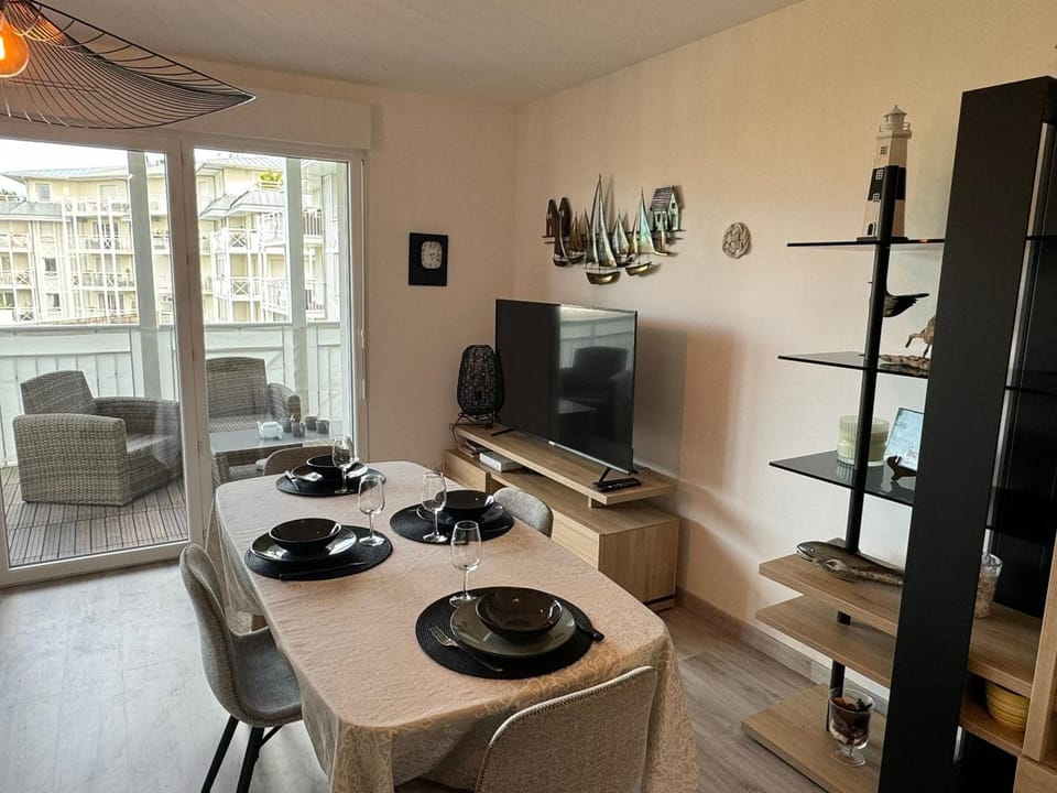 Charmant 2P avec balcon, proche plage et centre | Parking | Wifi | 4 pers | Cabourg - FR-1-487-365 Apartment in Cabourg