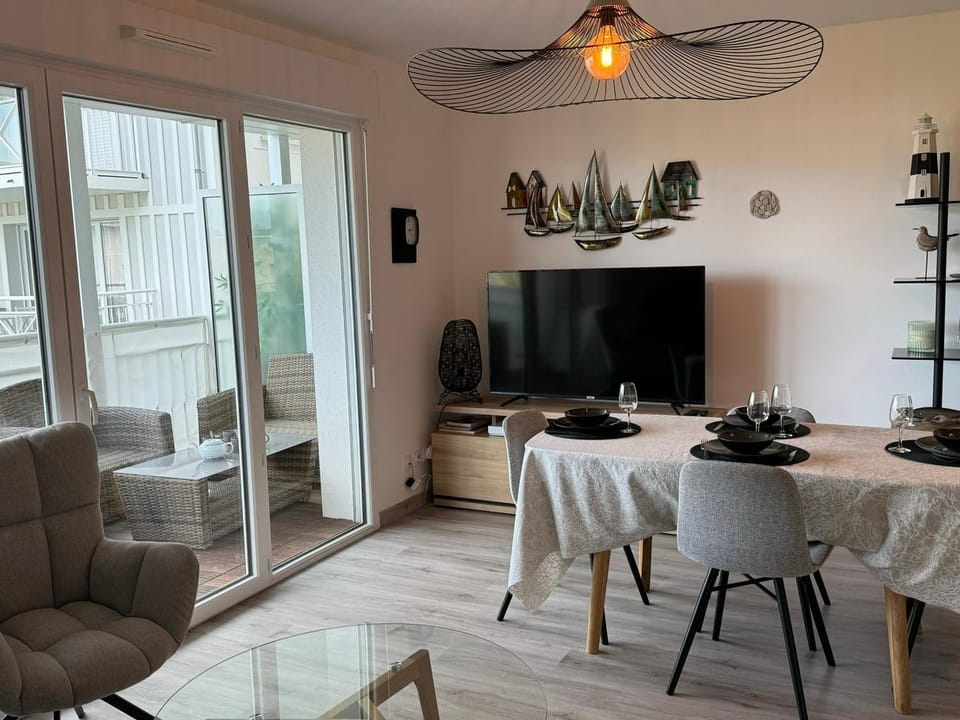 Charmant 2P avec balcon, proche plage et centre | Parking | Wifi | 4 pers | Cabourg - FR-1-487-365 Apartment in Cabourg
