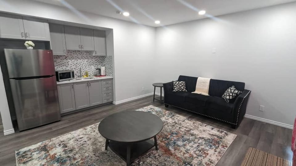 Comfy one bedroom Airdrie Apartment in Airdrie