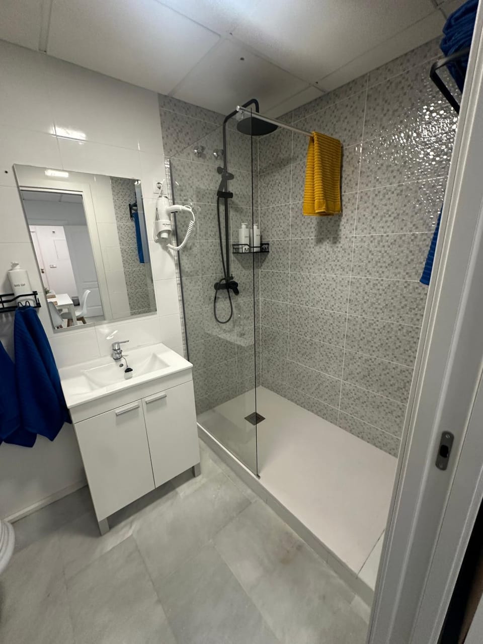 Shower, Bathroom, towels