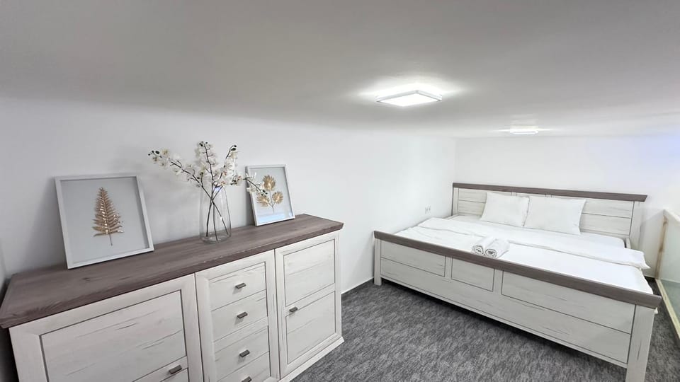 Photo of the whole room, Bedroom, hair dresser