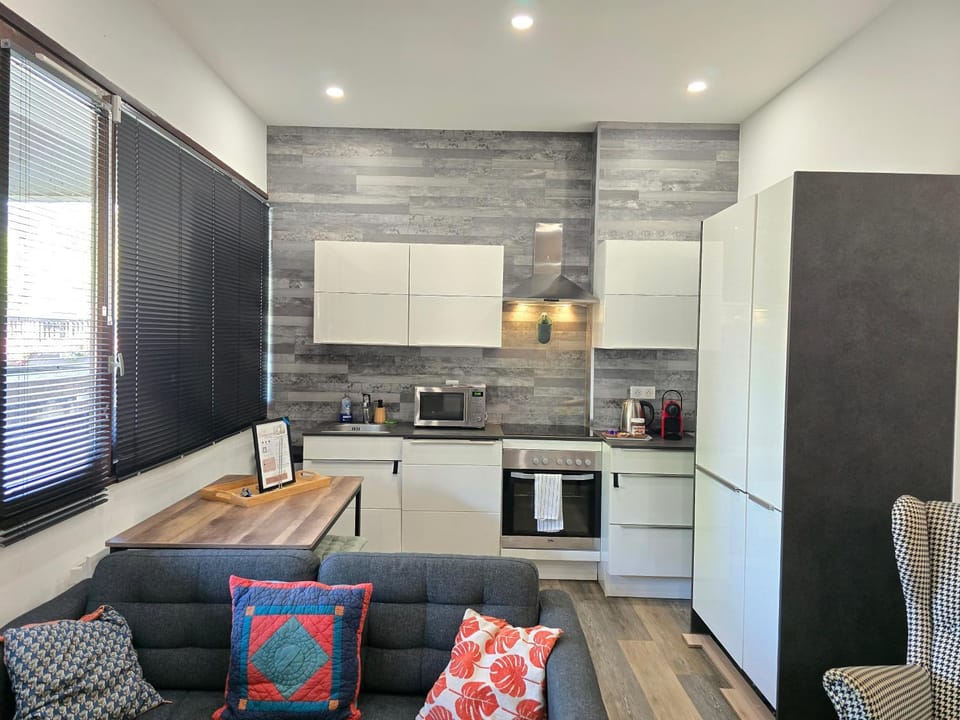 Coffee/tea facilities, oven, kitchen