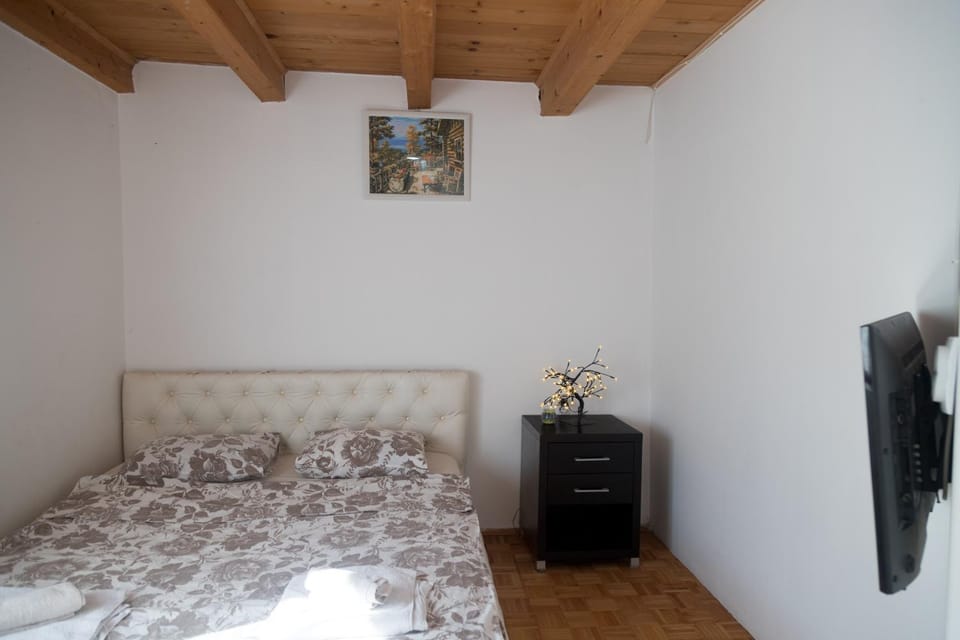 Bed, TV and multimedia, Bedroom