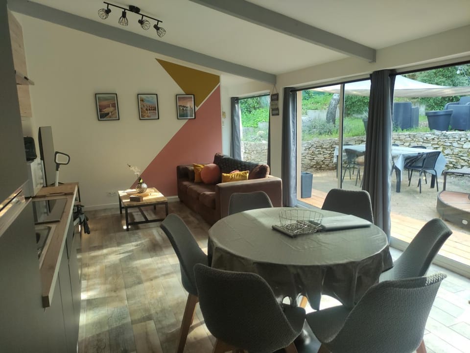 TV and multimedia, Living room, Seating area, Dining area
