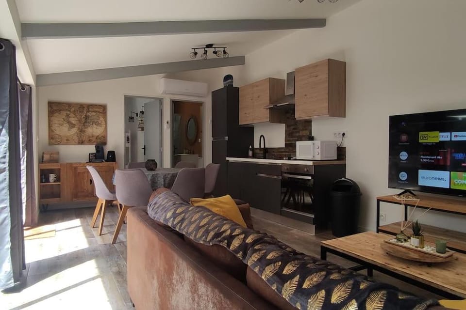 TV and multimedia, Kitchen or kitchenette, Living room, Seating area, Dining area