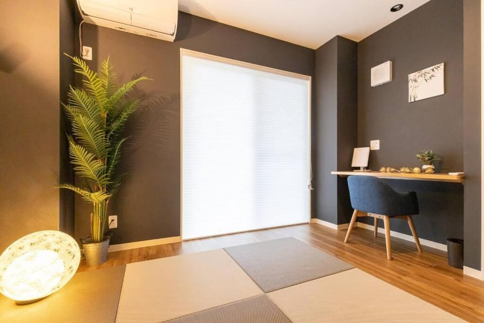 駐車場にコインランドリー畳部屋にお布団も敷けます最上階4階Room Villa in Naha