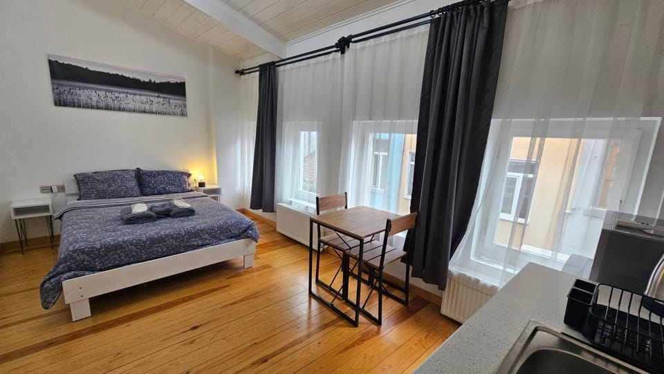 Bed, Photo of the whole room, Seating area, Dining area, Bedroom, hair dresser