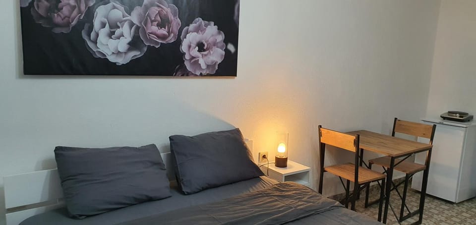 Bed, Seating area, Dining area
