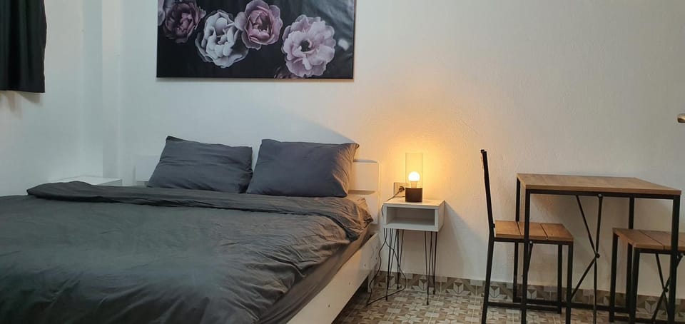 Bed, Photo of the whole room, Seating area, Dining area, Bedroom