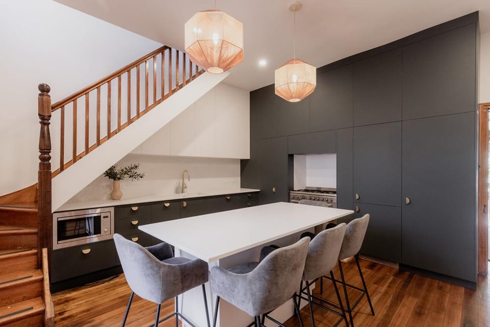 Kitchen or kitchenette, Dining area, minibar, stove