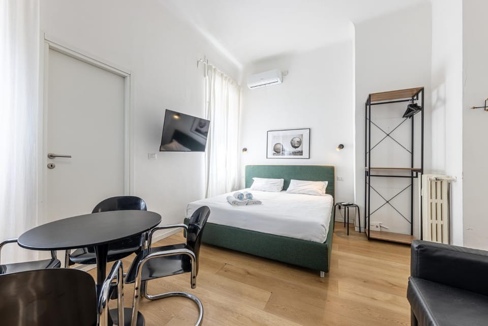 Bed, TV and multimedia, Dining area