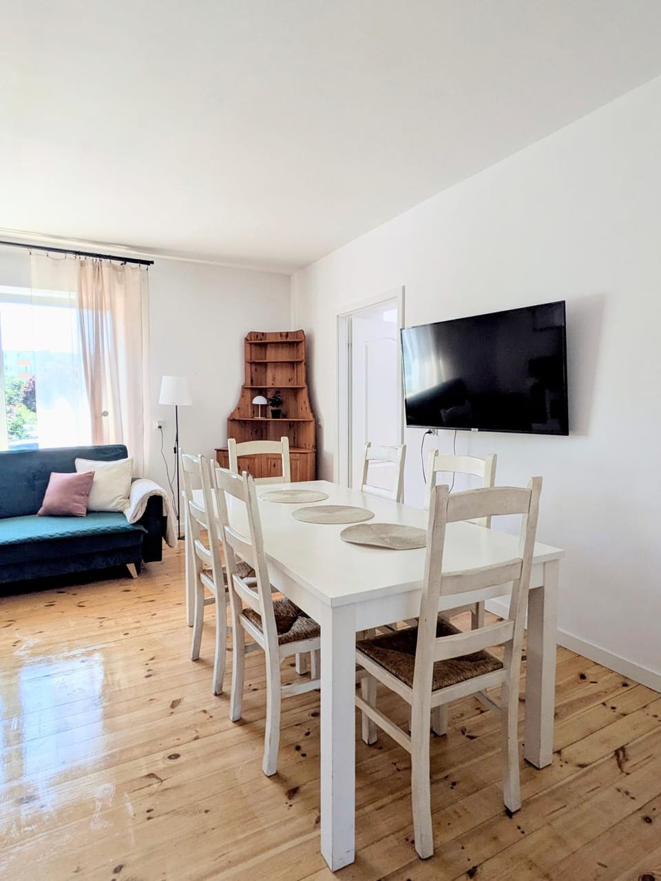 Communal lounge/ TV room, TV and multimedia, Living room, Seating area, Dining area