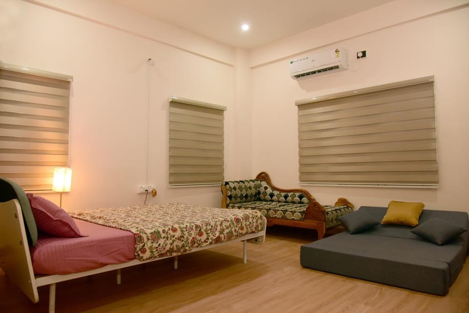 Photo of the whole room, air conditioner