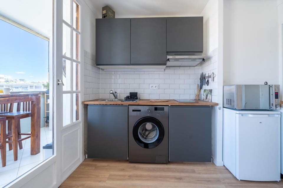 Kitchen or kitchenette, minibar, stove, washing machine