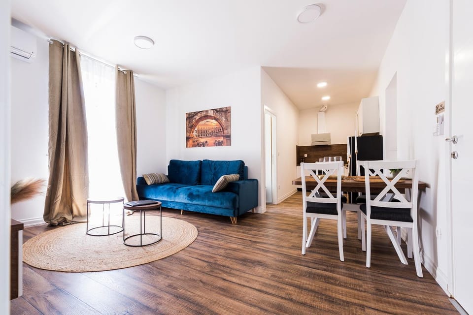 TV and multimedia, Kitchen or kitchenette, Living room, Seating area, Dining area