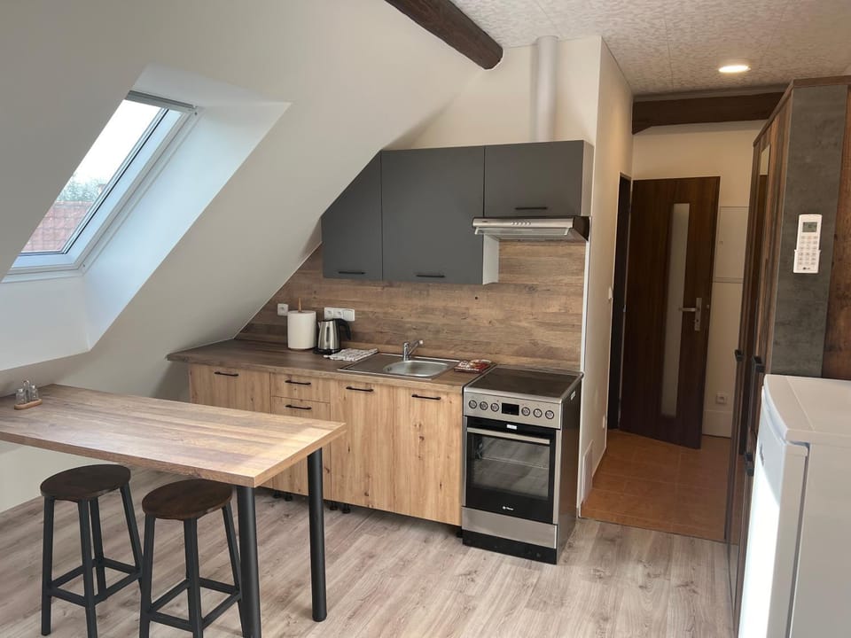 Kitchen or kitchenette, dishwasher