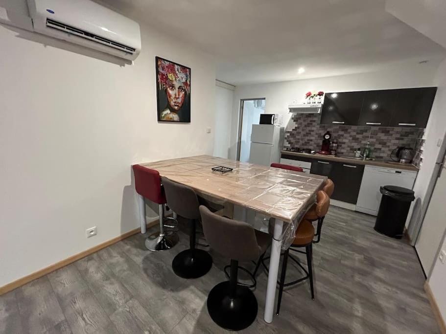 Kitchen or kitchenette, Dining area, minibar, pet friendly, stove