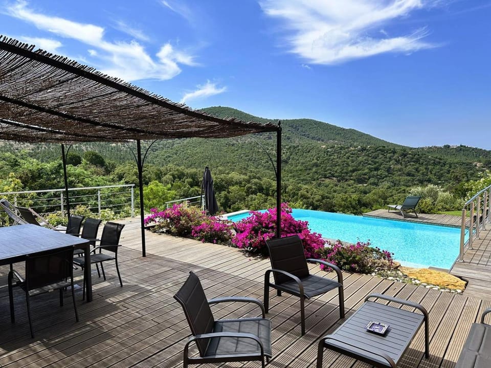 Villa CORAIL privée et climatisée pour 10 personnes avec piscine et superbe vue mer et collines à La Londe-les-Maures Villa in La Londe-les-Maures