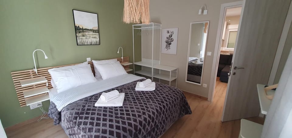 Bed, Photo of the whole room, Bedroom, towels