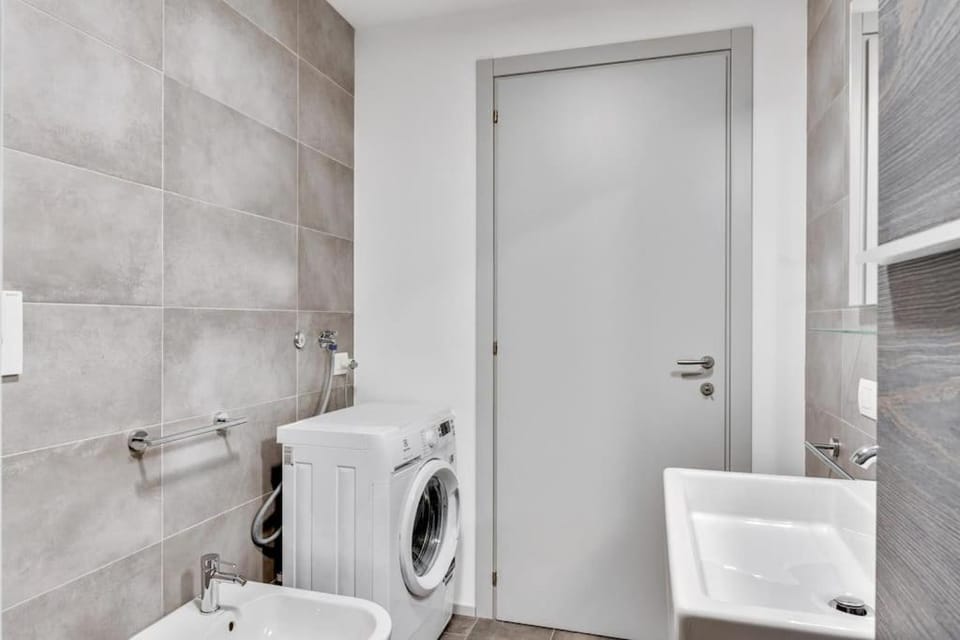 Toilet, Bathroom, washing machine