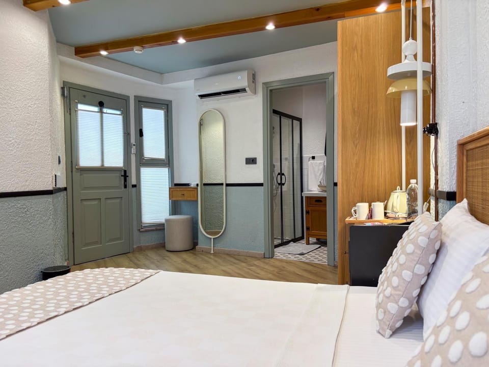 Shower, Bed, Photo of the whole room