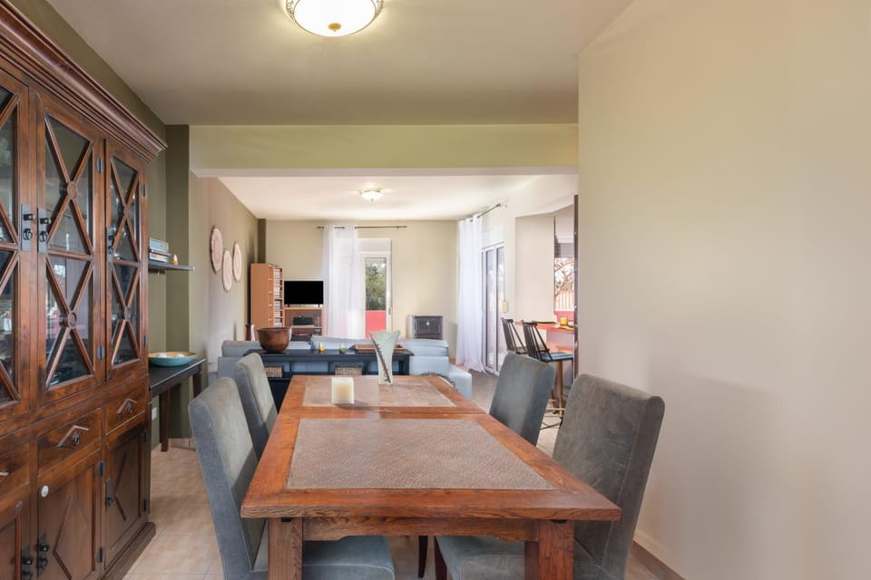 TV and multimedia, Living room, Seating area, Dining area