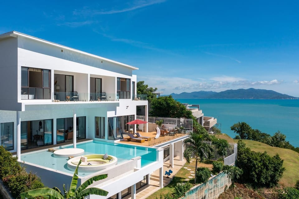 Property building, Natural landscape, Balcony/Terrace, Pool view, Sea view, sunbed