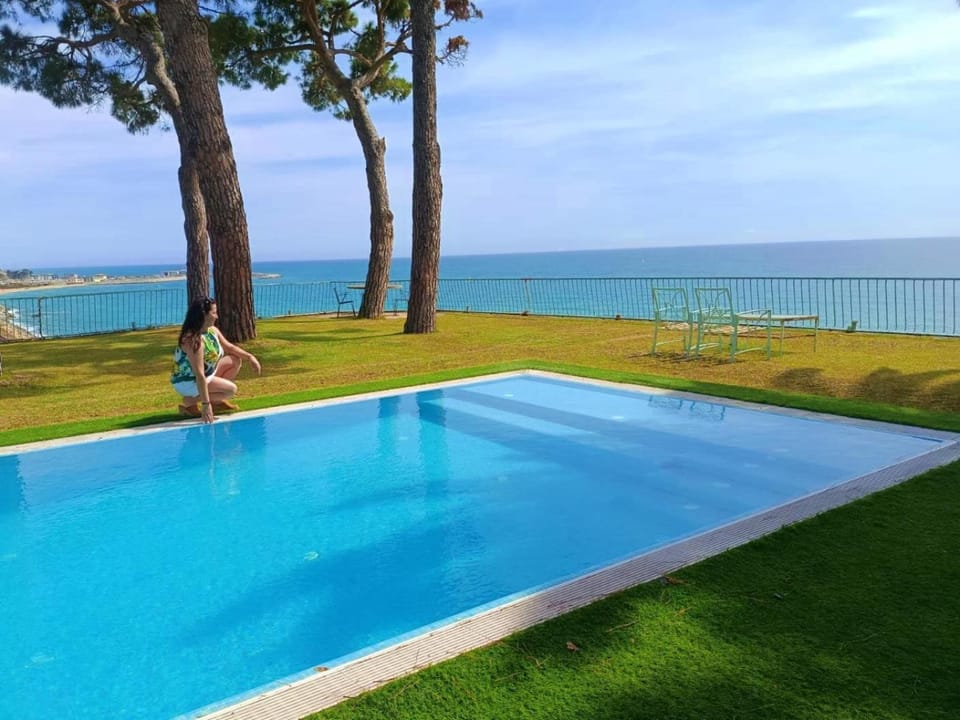 Preciosa casa al borde de un acantilado House in Maresme