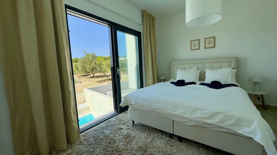Photo of the whole room, Pool view