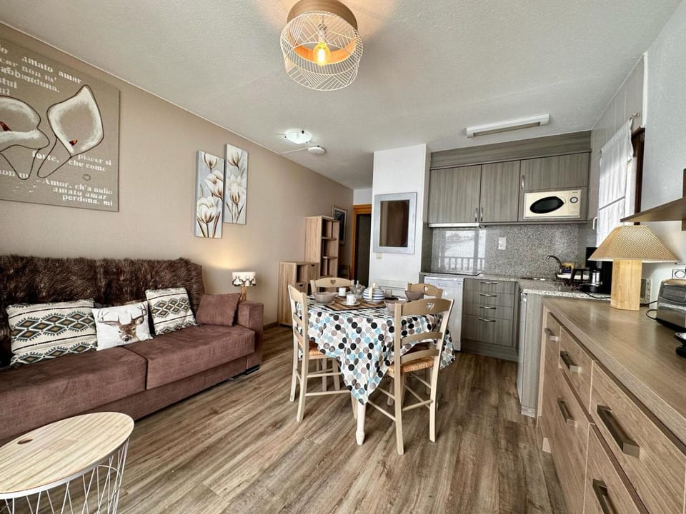 Kitchen or kitchenette, Living room, Seating area, Dining area, dishwasher, stove, toaster
