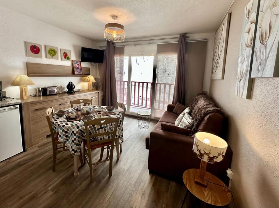 Kitchen or kitchenette, Living room, Seating area, Dining area