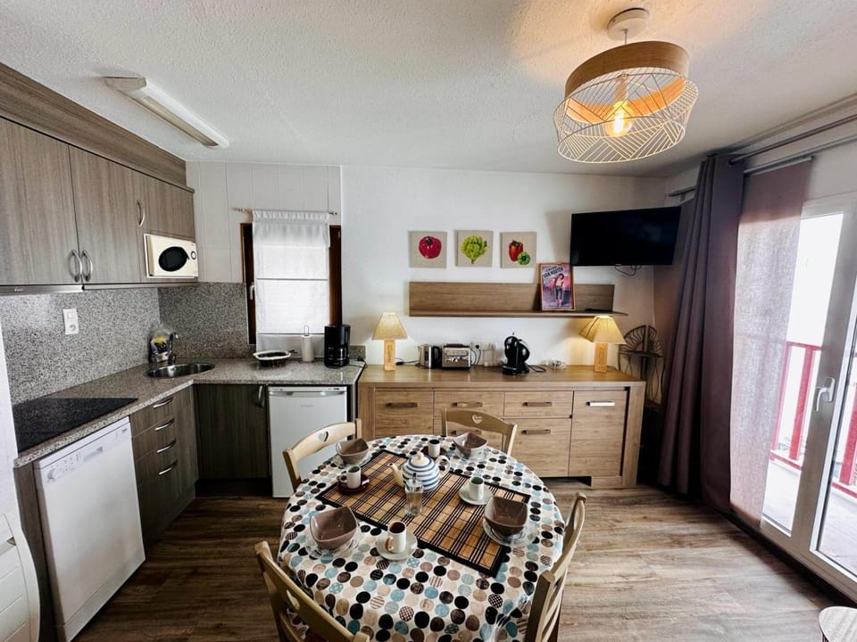 Kitchen or kitchenette, Dining area, dishwasher, stove, toaster