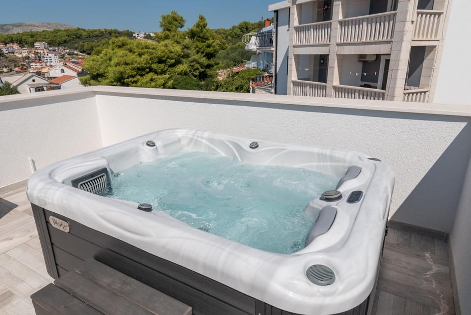 Hot Tub, Hot Tub