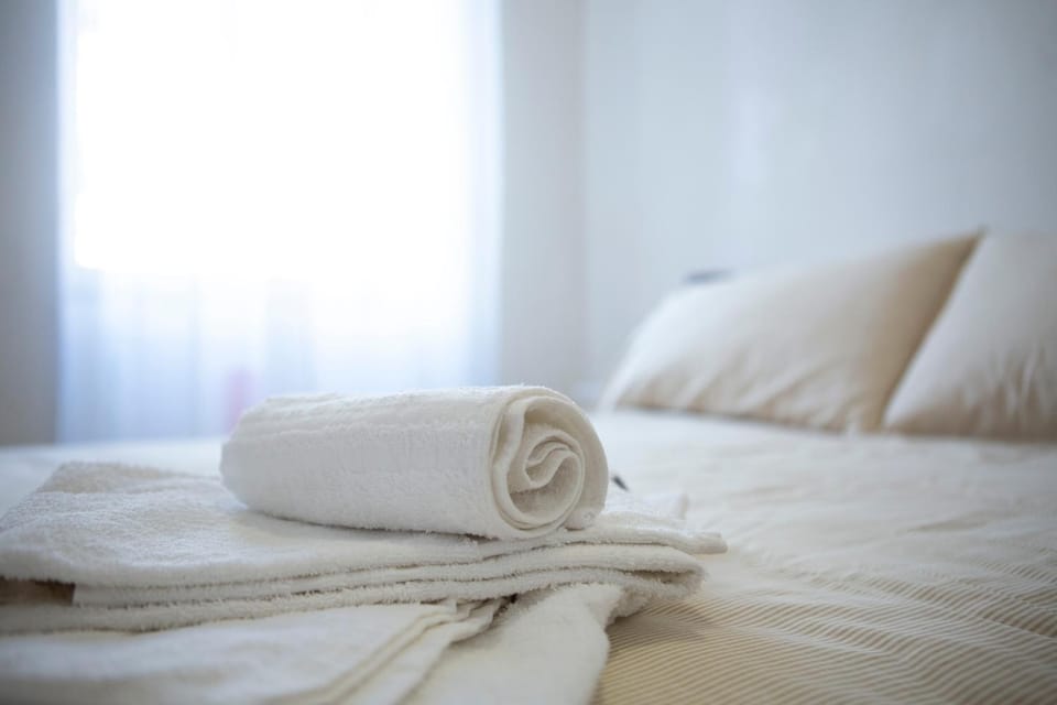 Bed, Bedroom, towels