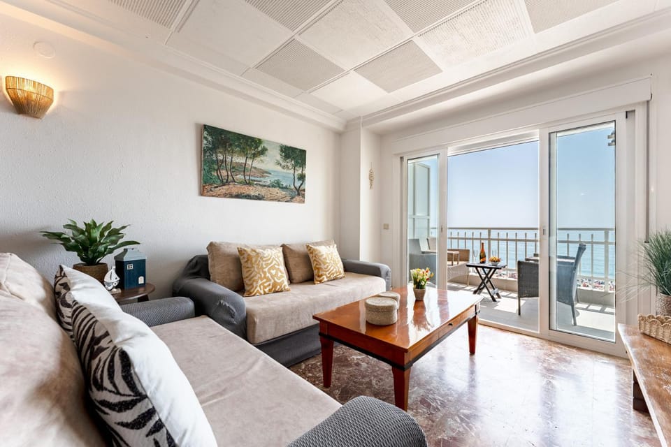 View (from property/room), Balcony/Terrace, Living room, Dining area, Sea view