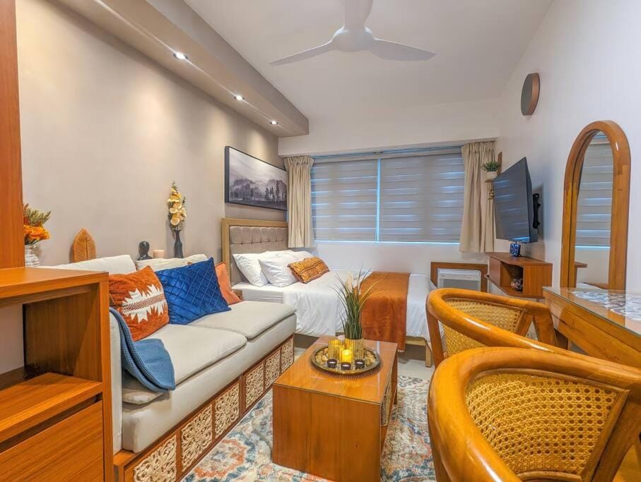 Bright & Stylish Studio Condo in Commonwealth, UP Diliman Apartment in Marikina