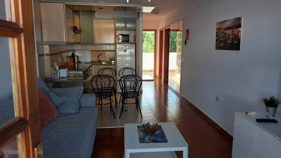 Kitchen or kitchenette, Living room, Seating area, Dining area