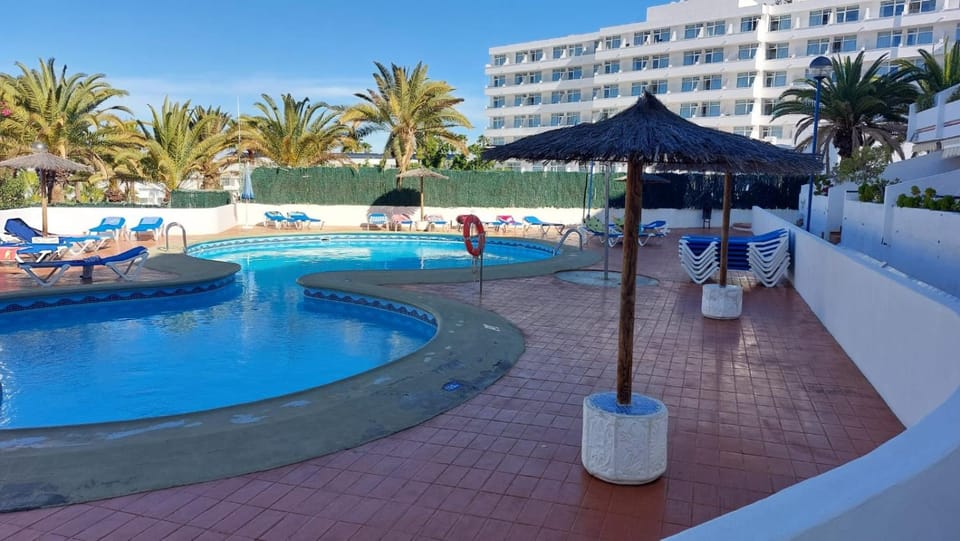 Swimming pool, sunbed