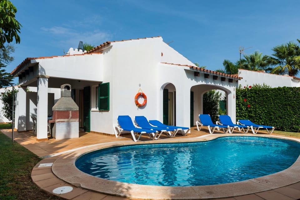 BBQ facilities, Pool view, Swimming pool, sunbed