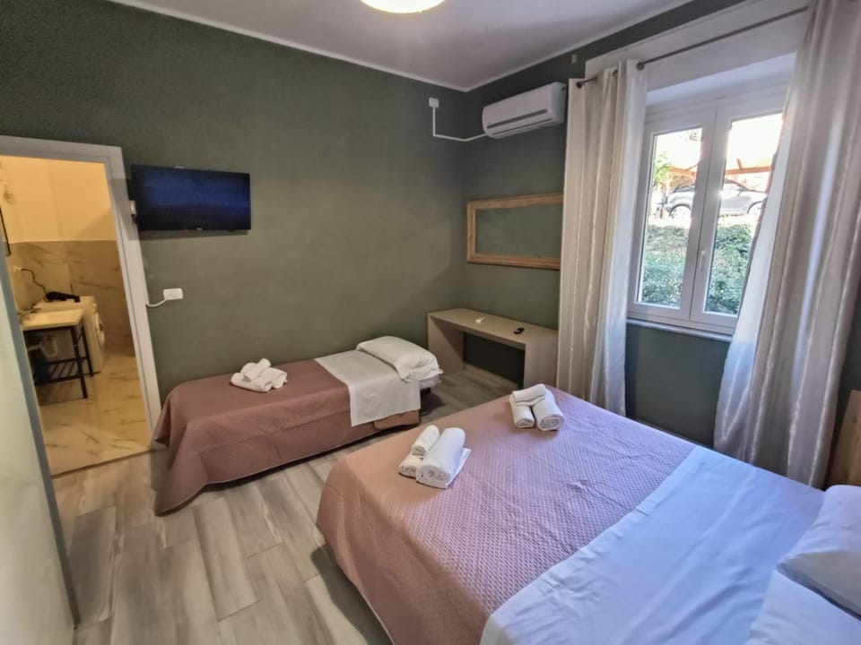 TV and multimedia, Photo of the whole room, Bedroom