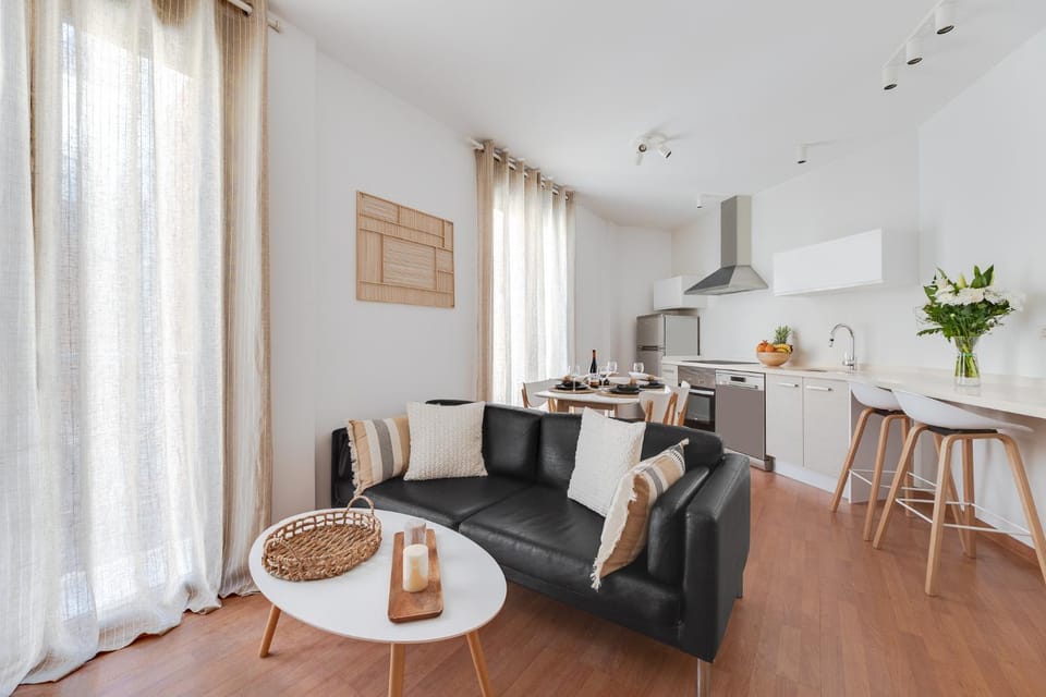 Kitchen or kitchenette, Living room, Food and drinks, Seating area, Dining area, Food