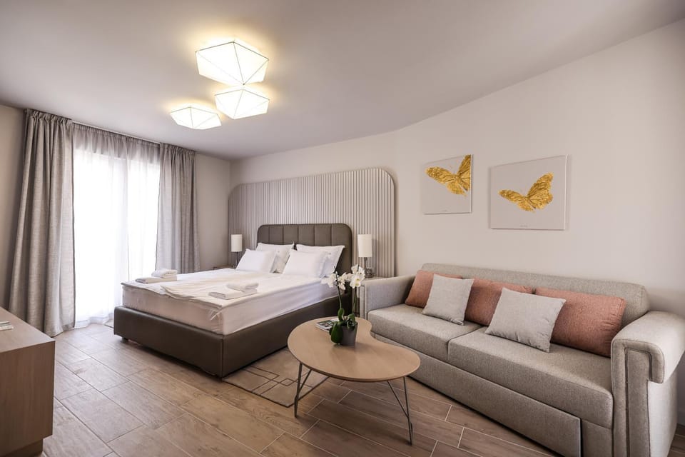 Bed, Seating area