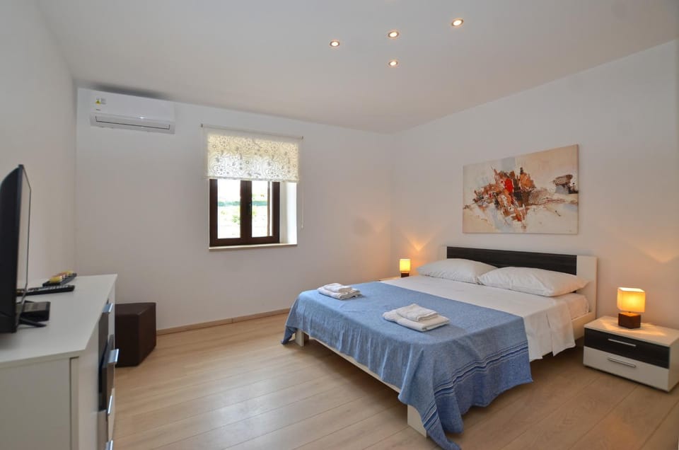Bed, Bedroom, air conditioner