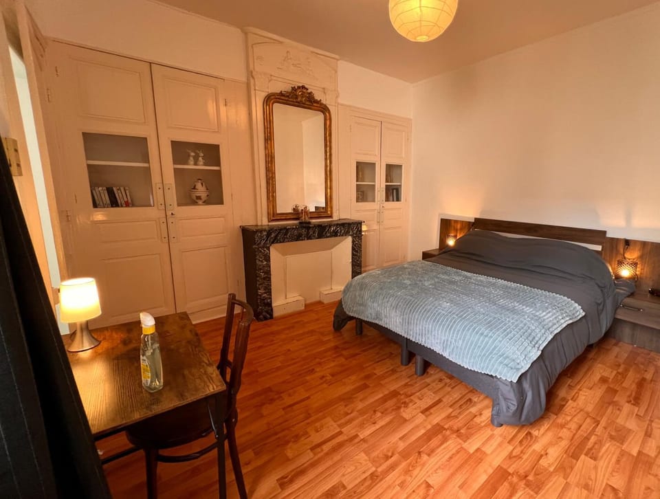 Photo of the whole room, Bedroom, wardrobe