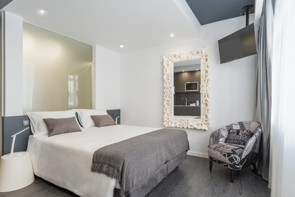 Bed, TV and multimedia, Bedroom