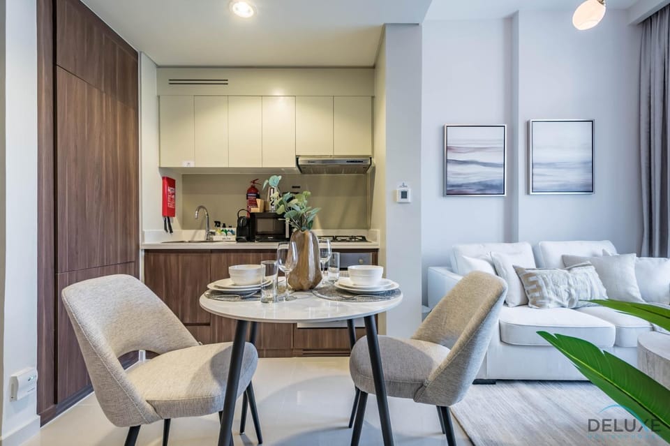 Kitchen or kitchenette, Living room, Seating area, Dining area