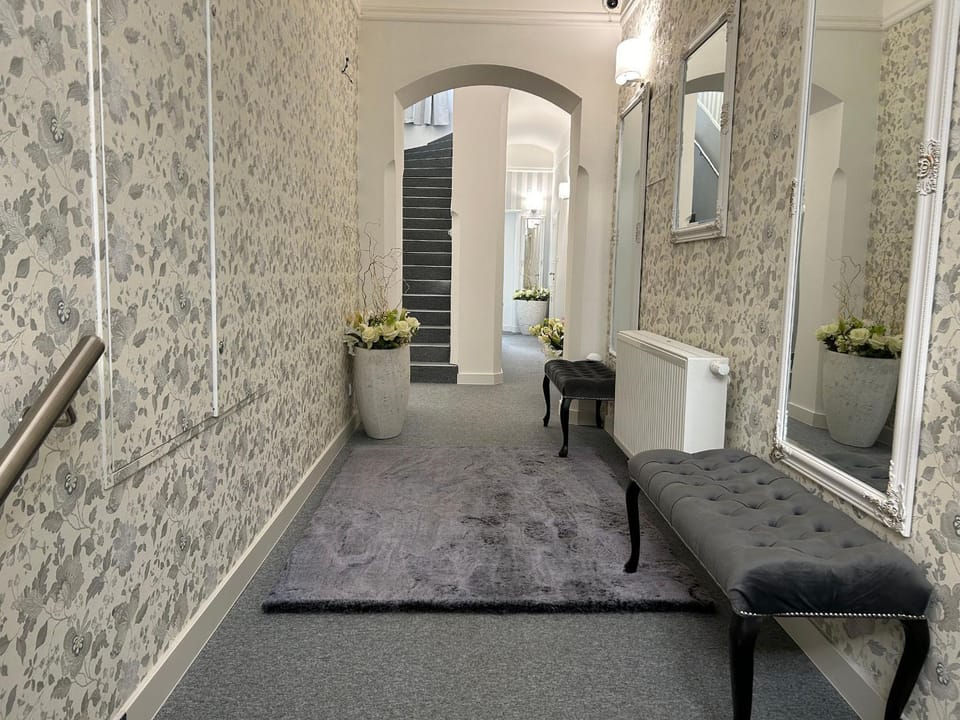 Seating area, Internal: Not applicable to any particular room